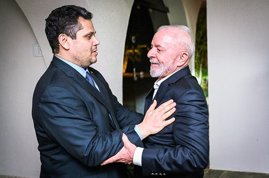 Davi Alcolumbre recebe Lula em abril de 2025.