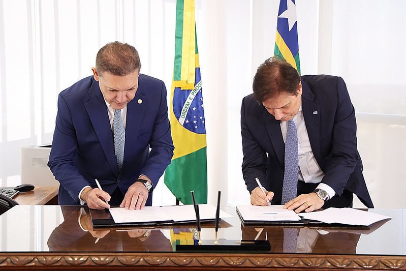 Cerimônia de assinatura do TSE para geração de energia solar compartilhada