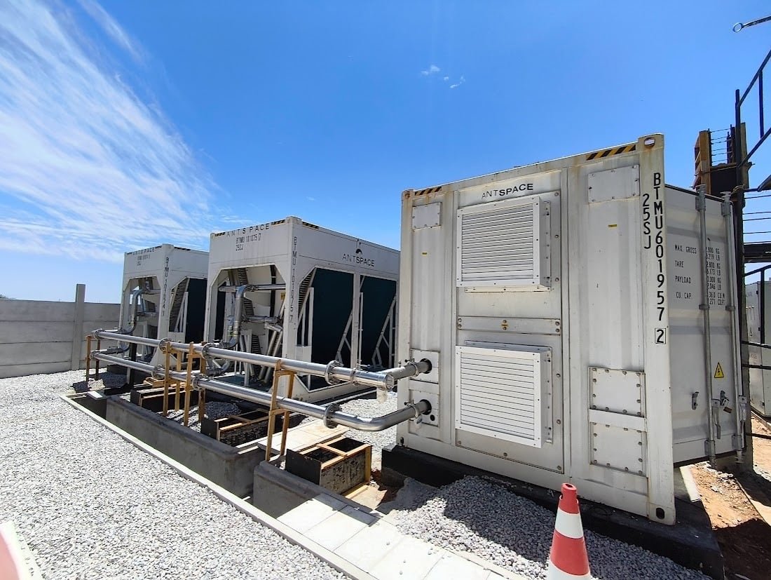 Container de datacenter flexível (onde estão as máquinas) e os dois containers de refrigeração liquida do conjunto, na Bahia
