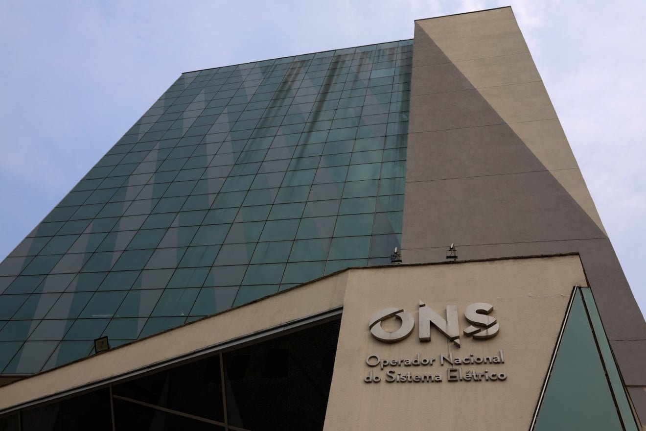Edifício sede e logotipo do Operador Nacional do Sistema Elétrico (ONS) no Rio.