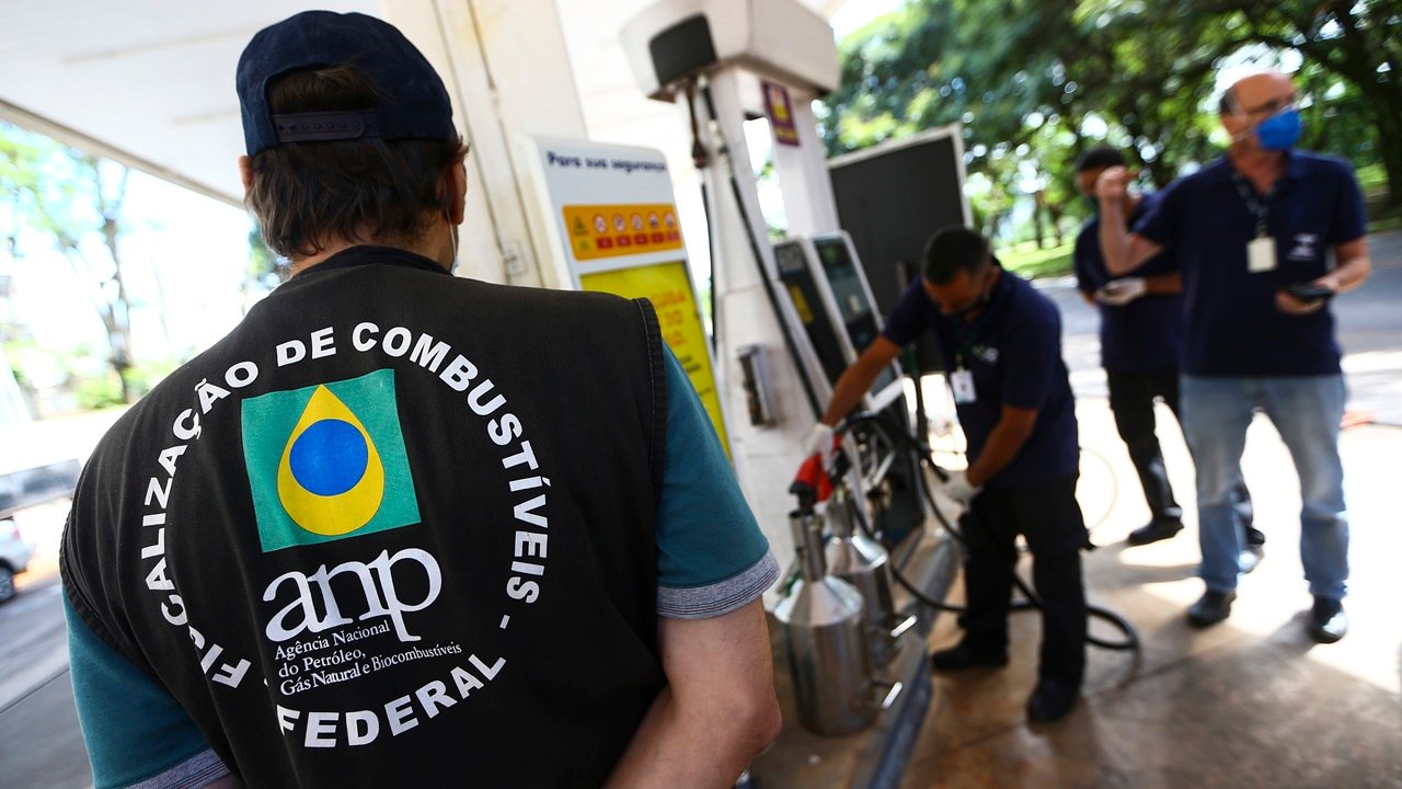 ANP e AGU vão à Justiça contra distribuidoras e postos por preços abusivos